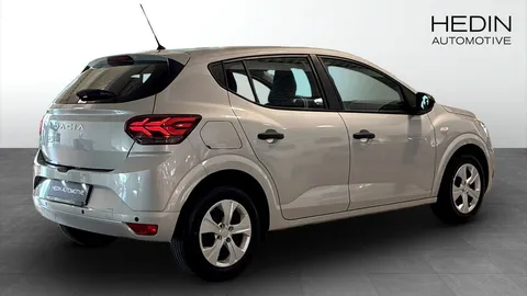 Car image 3