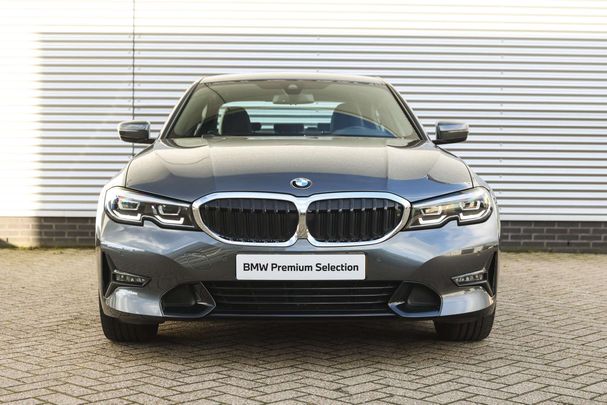 BMW 320i Sport Line 135 kW image number 13