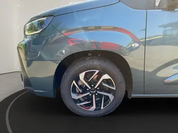 Car image 17