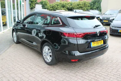 Car image 24