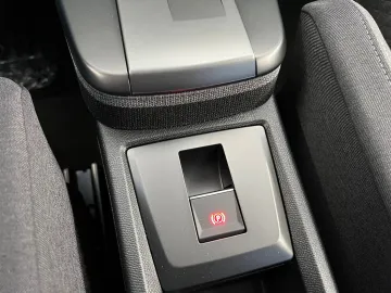 Car image 32