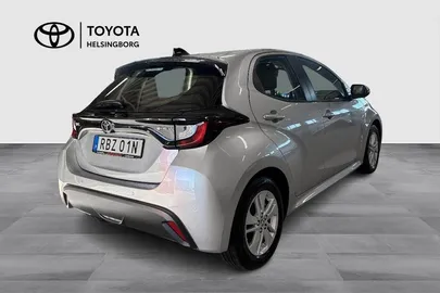 Car image 3