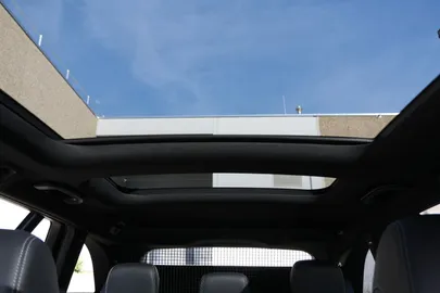Car image 28