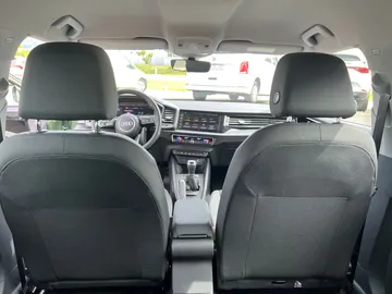 Car image 32