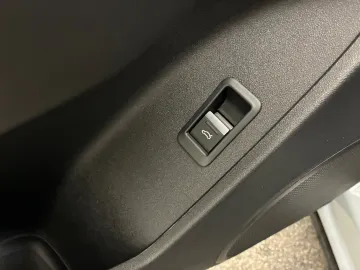 Car image 32