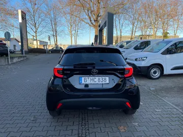 Car image 4