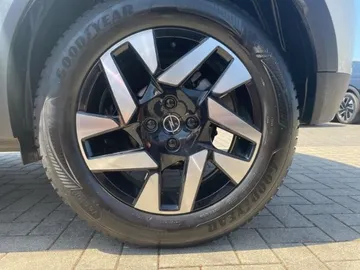 Car image 26