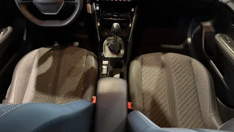 Car image 25