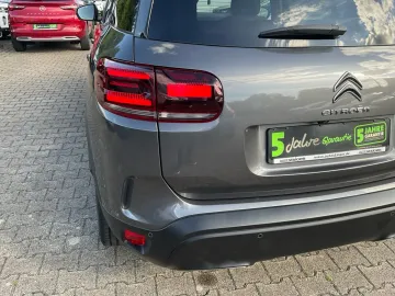 Car image 30