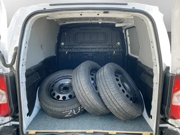 Car image 17