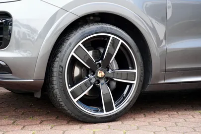 Car image 27