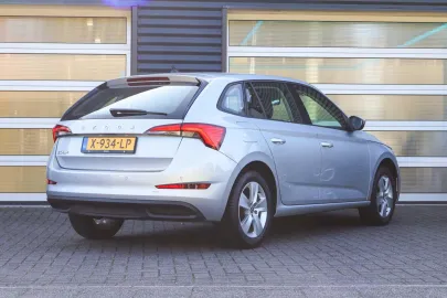 Car image 4