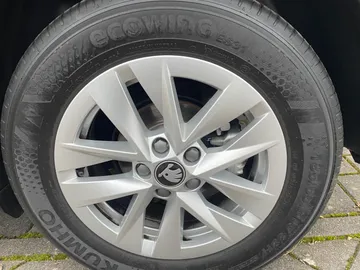 Car image 19