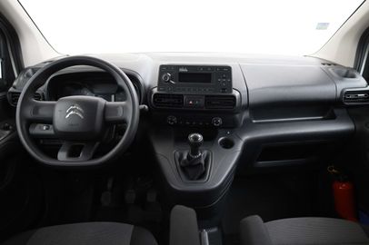 Car image 12