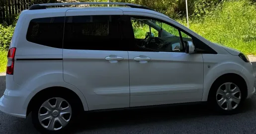 Car image 4