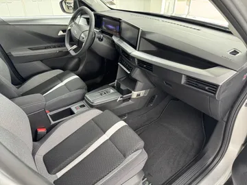Car image 32