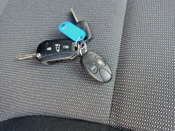 Car image 19