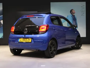 Car image 4