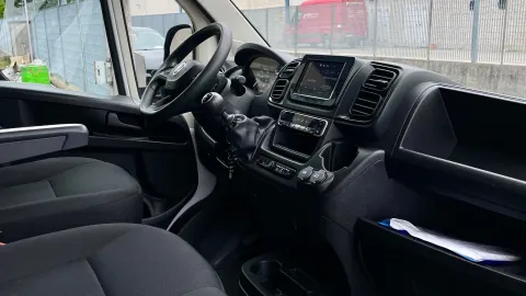 Car image 19