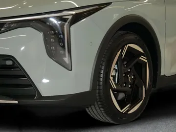 Car image 9