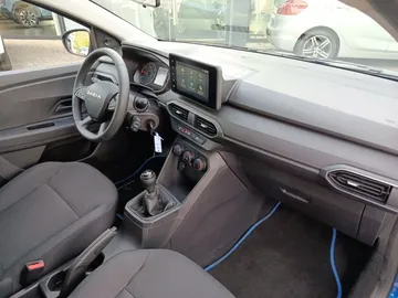 Car image 17