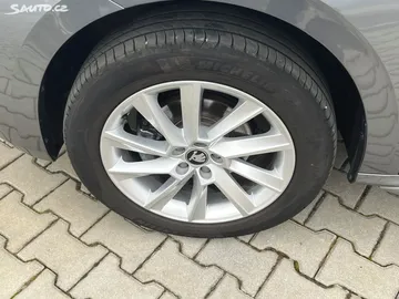 Car image 30