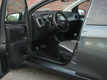 Car image 12