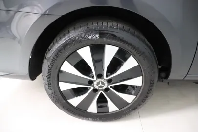 Car image 40