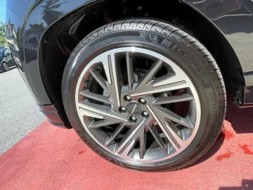 Car image 30