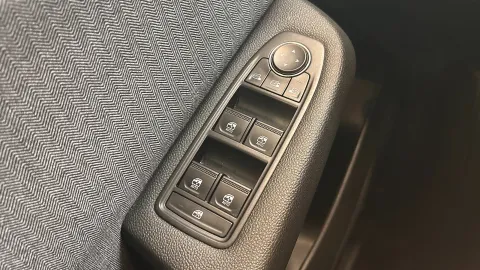 Car image 33