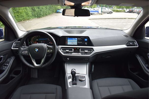 BMW 320i 135 kW image number 16