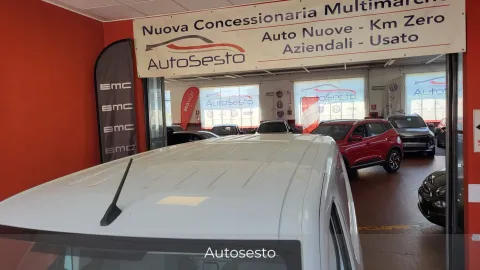 Car image 15