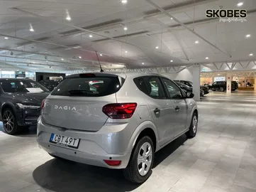 Car image 4