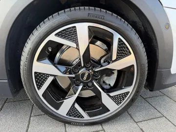 Car image 32