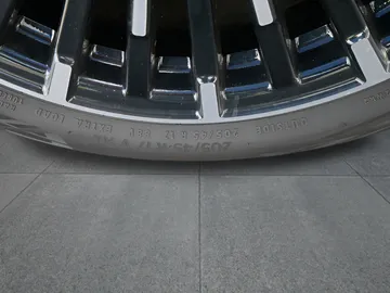 Car image 28