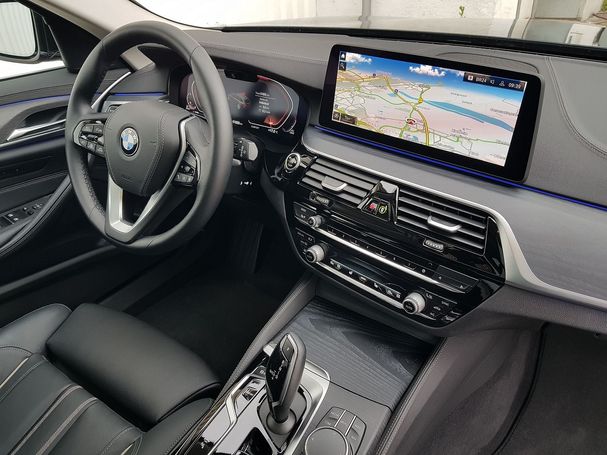 BMW 530d Touring xDrive 210 kW image number 16