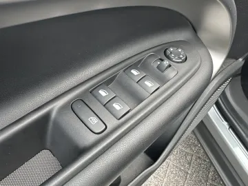 Car image 32