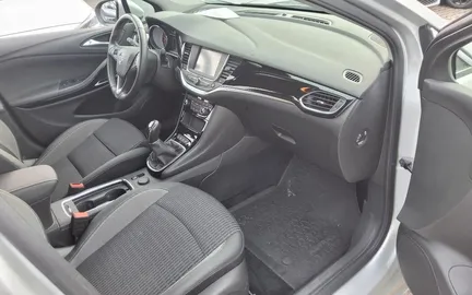 Car image 3
