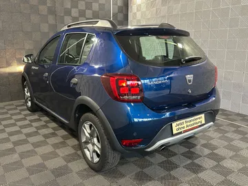 Car image 4
