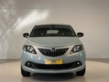 Car image 3