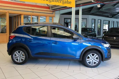 Car image 4