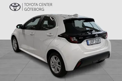 Car image 4