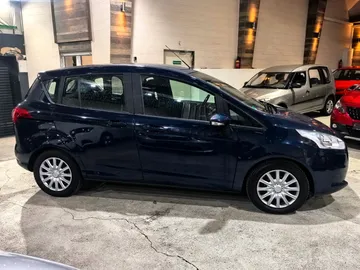 Car image 4