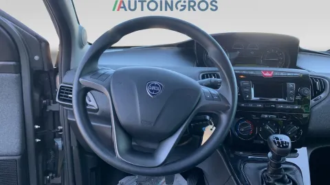 Car image 16