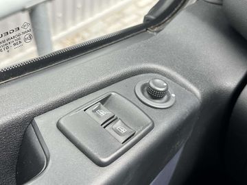 Car image 32