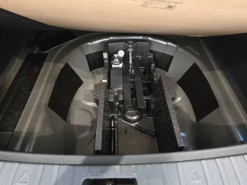 Car image 27