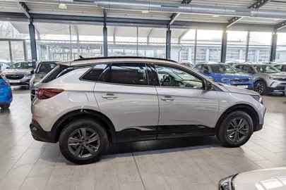Car image 15