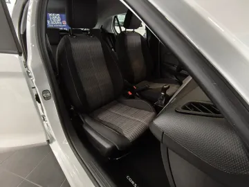 Car image 30