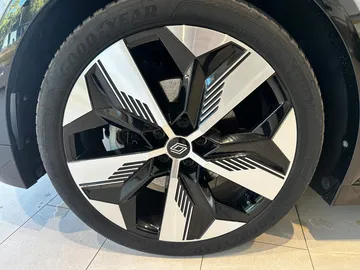 Car image 25