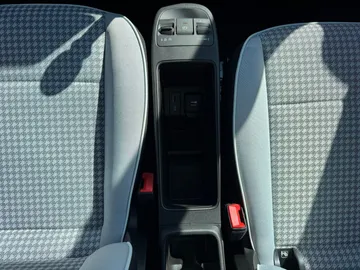 Car image 32
